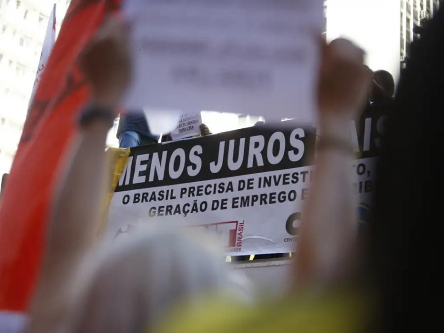 Economia melhora, mas juros ainda limitam crescimento