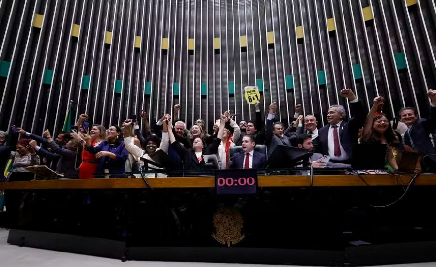 PEC pelo fim da escala 6x1 chega ao Senado